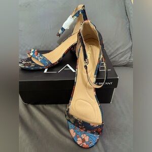 New women’s  floral heels 11 W